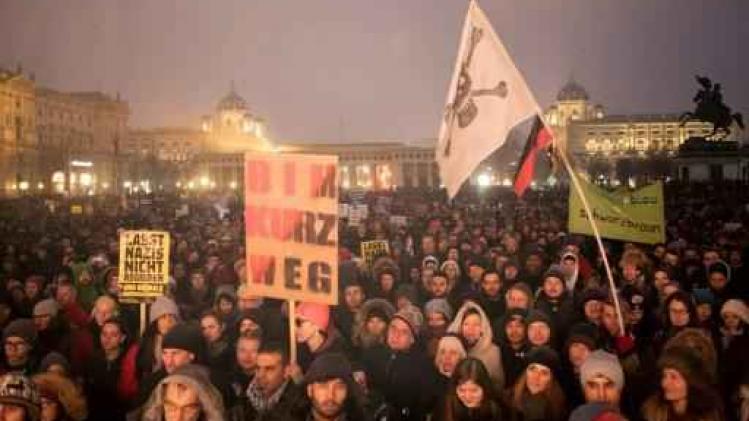 Duizenden manifesteren tegen rechtse regering in Oostenrijk