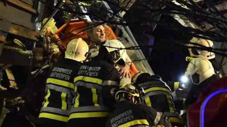 Explosie Antwerpse Paardenmarkt - Zeven mensen levend vanonder puin gehaald