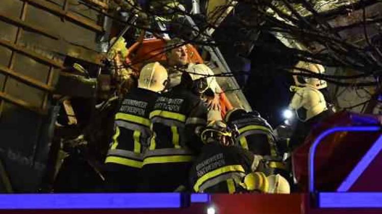 Explosie Antwerpse Paardenmarkt - Hulpdiensten hebben contact met mensen onder puin