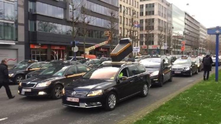 Begrafenisstoet van Brusselse taxi's neemt kleine Brusselse ring in