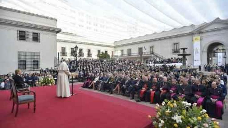 Paus Franciscus vraagt vergiffenis voor kindermisbruik door Katholieke Kerk