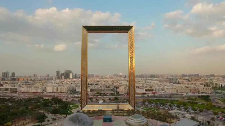 Het Dubai Frame, 's werelds grootste fotolijst, is eigenlijk plagiaat. Het ontwerp is van een Mexicaanse architect, die er geen cent voor gekregen heeft.