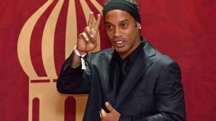 Ronaldinho hangt zijn voetbalschoenen aan de haak