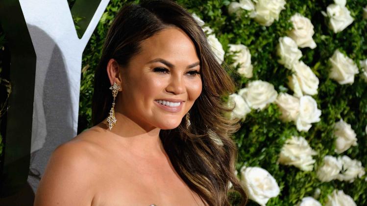 Chrissy Teigen heeft de misbruikte ex-turnster McKayla Maroney financiële hulp aangeboden.