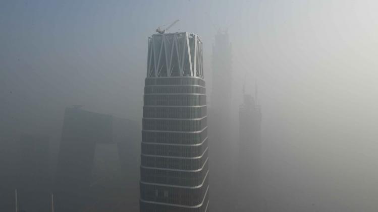 In China is de grootste luchtververser ter wereld gebouwd. De 100 meter hoge toren zuivert de lucht in een straal van 10 kilometer.