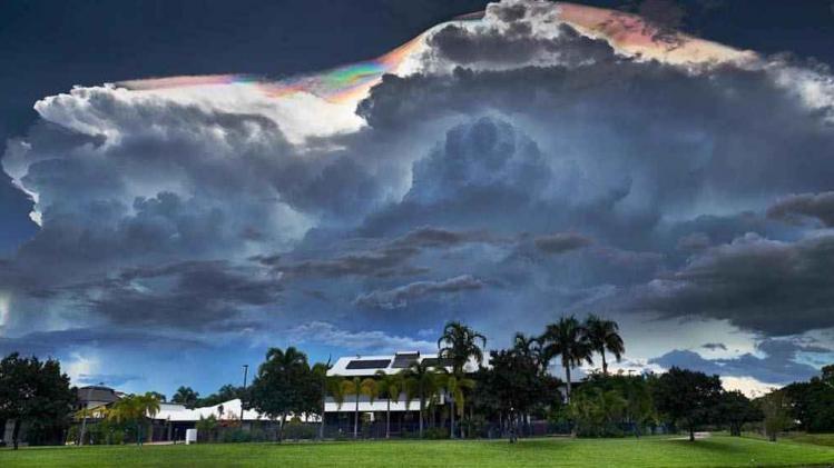 De inwoners van de Zuid-Afrikaanse stad Darwin zijn eerder deze week verwend met een prachtig natuurverschijnsel: regenboogwolken.