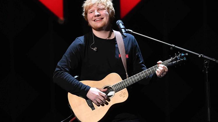 Ed Sheeran gaat in het huwelijksbootje stappen. De immens populaire zanger is verloofd met zijn vriendin Cherry Seaborn.