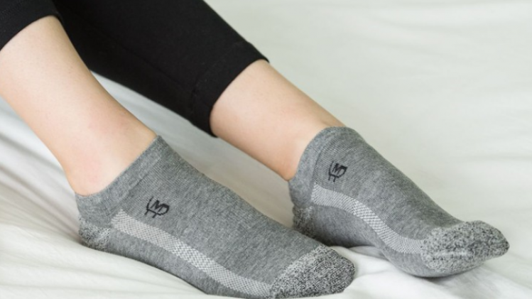 Een Chinees bedrijf bindt de strijdt aan met stinkvoeten. De 'MP Magic Sock' zijn volgens het promopraatje volledig geurloos.
