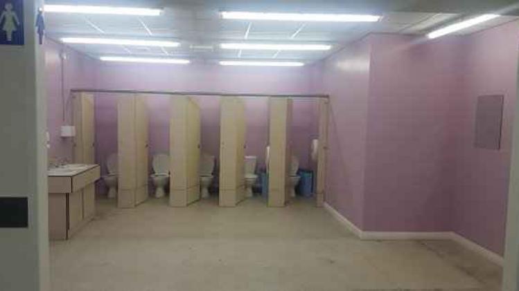 De directie van een Britse school ligt onder vuur omdat het de muur tussen de meisjestoiletten en de hal liet verwijderen.