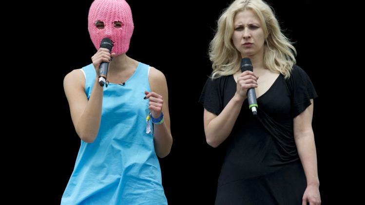 Twee leden van de Russische protestgroep Pussy Riot proberen asiel te krijgen in Zweden. Ze verblijven momenteel in een asielzoekerscentrum in het Scandinavische land.