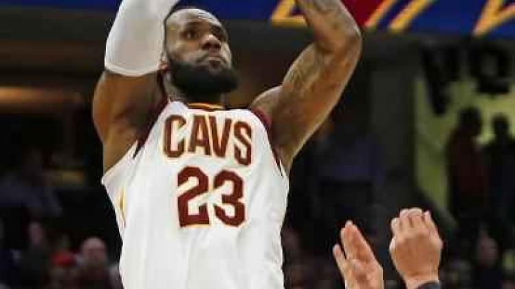 NBA - LeBron James leidt Cleveland voorbij Pistons