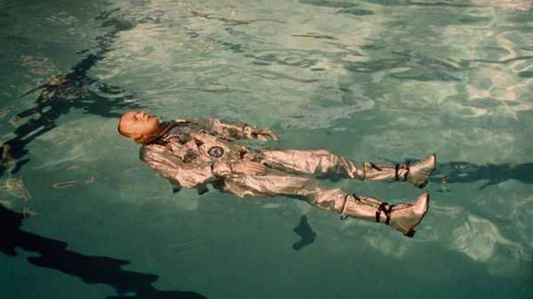 1967 - Neil Armstrond drijft in water met zijn astronautenpak
