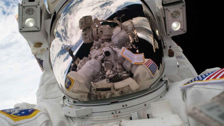 Astronaut maakt knappe selfie in de ruimte