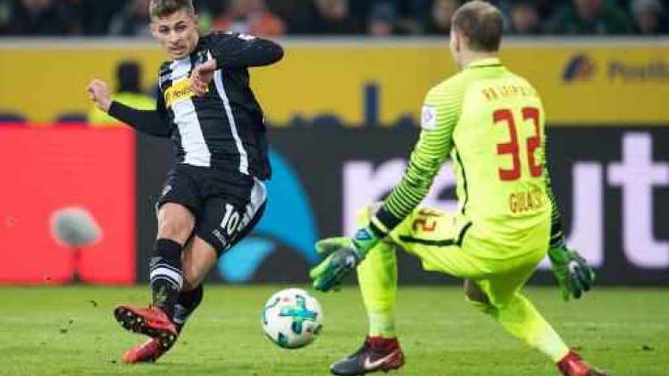 Belgen in het buitenland - Thorgan Hazard gaat met Mönchengladbach onderuit in het slot