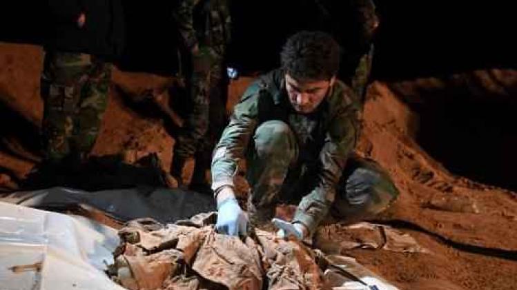 34 lijken ontdekt in massagraf in Syrië