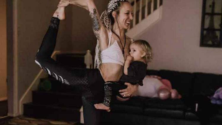 Moeder geeft borstvoeding tijdens yoga