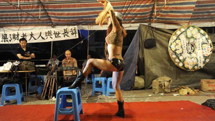 China onderneemt actie tegen strippers op begrafenissen