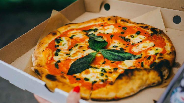 Britse pizzeria geeft gratis eten weg aan daklozen