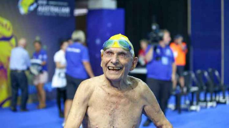Senioor breekt het wereldrecord 50 meter vrije slag zwemmen
