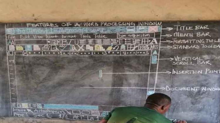 Ghanese leerkracht tekent Windows-design na om leerlingen ICT te onderwijzen