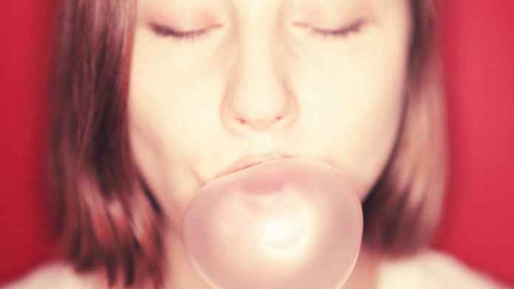 Britse ontwerpster gebruikt kauwgom als recyclagemiddel