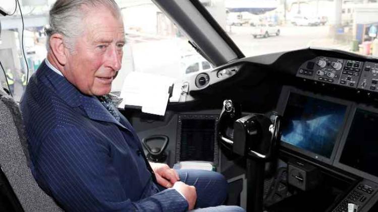 Prins Charles kruipt even weer in cockpit