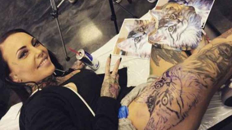 Tattoo-artiest laat vacht van Maine Coone tatoeëren