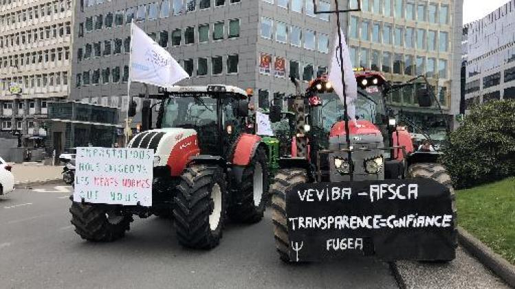 Tractoren nemen Brusselse Schumanplein in voor protest tegen vleesschandalen