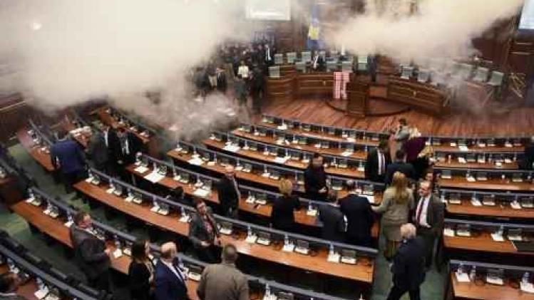 Oppositie vertraagt met traangas stemming in het Kosovaars parlement
