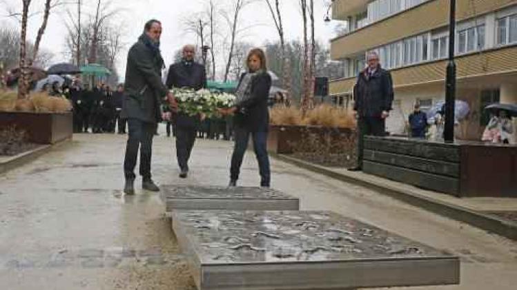 Premier Michel legt bloemen neer aan monument slachtoffers aanslagen