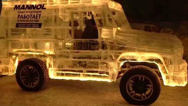 Rus maakt auto van ijs
