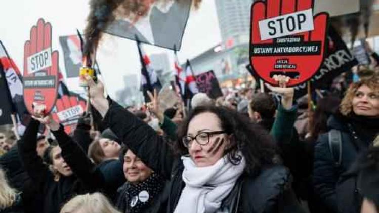 Manifestaties tegen strengere abortuswet in Polen