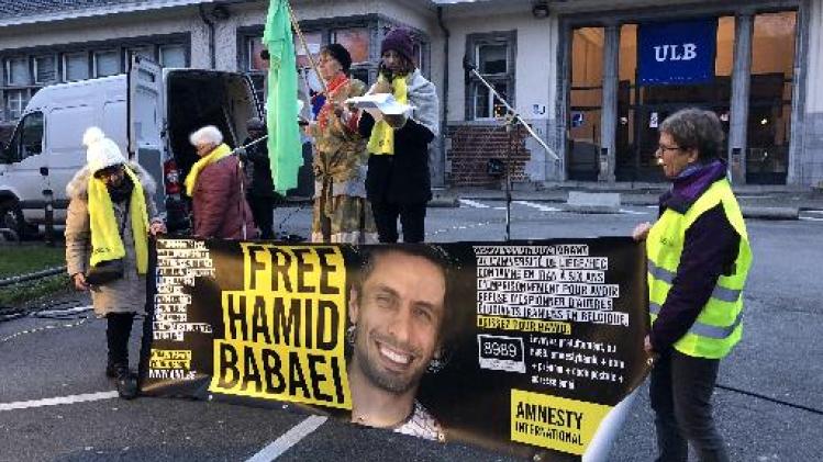 Kleine honderd betogers voor Iraanse ambassade