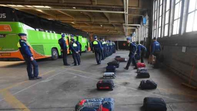 Politie plukt internationale bussen van de snelweg voor passagierscontroles