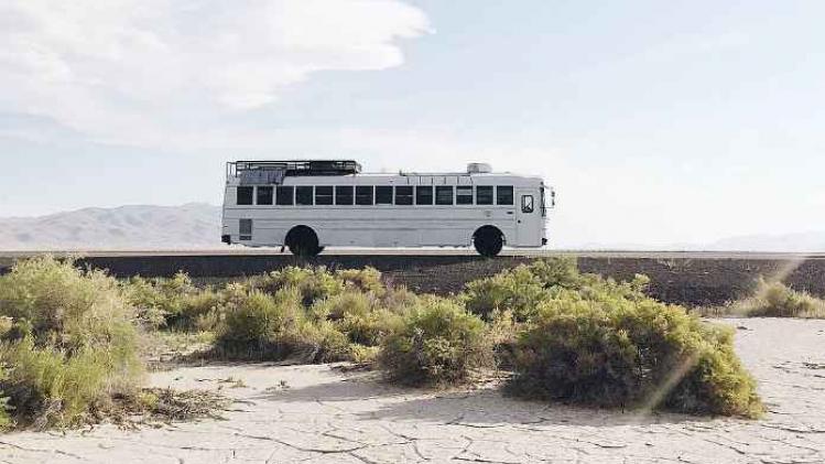 Amerikaans gezin reist rond met schoolbus