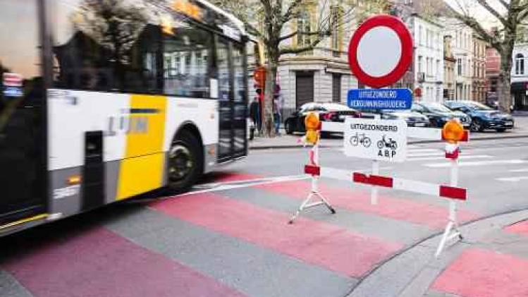 Man in bezit van afgezaagde tweeloop bedreigt busreizigers met mes in Gent