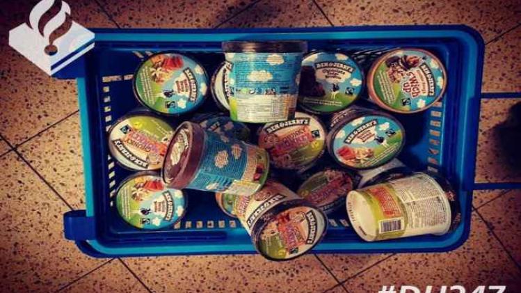 Vrouw verstopt 24 potten Ben & Jerry-ijs in haar kledij, maar wordt betrapt