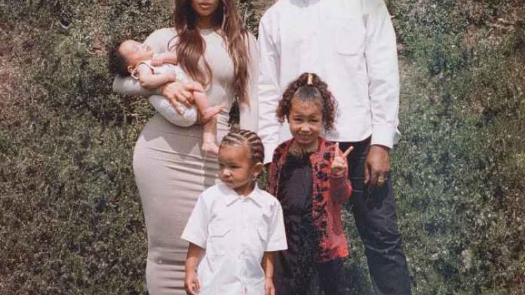 Kim Kardashian deelt eerste familiefoto met dochter Chicago