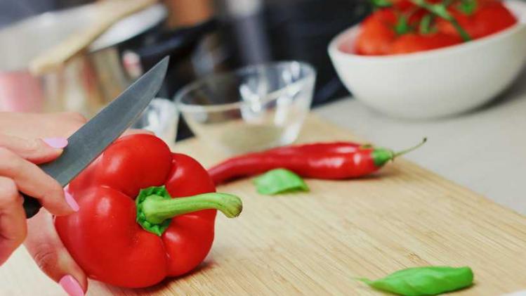 kitchen-cutting-board-cooking-bell-pepper-large