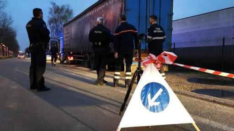 Onbekenden laten gestolen oplegger met ruim 17.000 liter drugsafval achter in Lommel