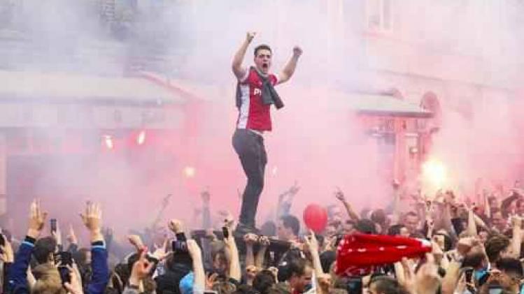 Eredivisie - PSV verovert 24e landstitel met klinkende zege tegen Ajax