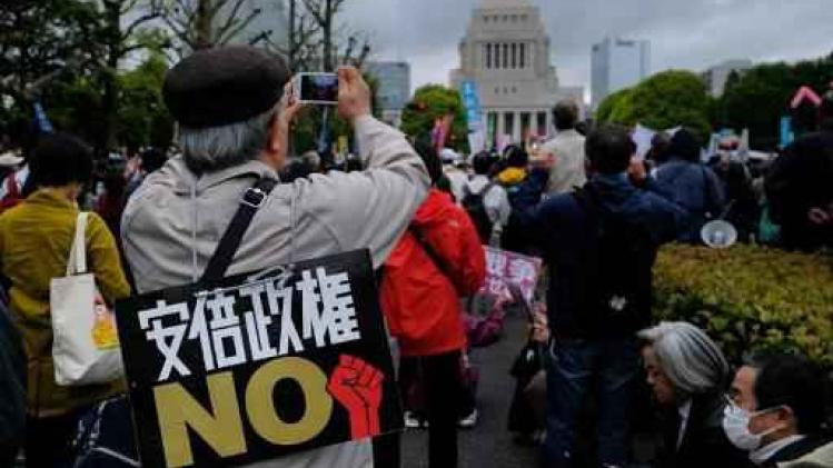 Tweede schandaal dringt Abe verder in het defensief