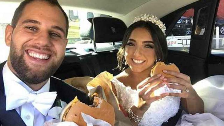 Koppel viert huwelijksdag door 400 hamburgers aan gasten uit te delen