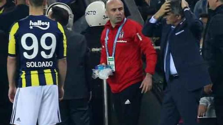 Besiktas-coach Senol Günes krijgt zitje tegen het hoofd