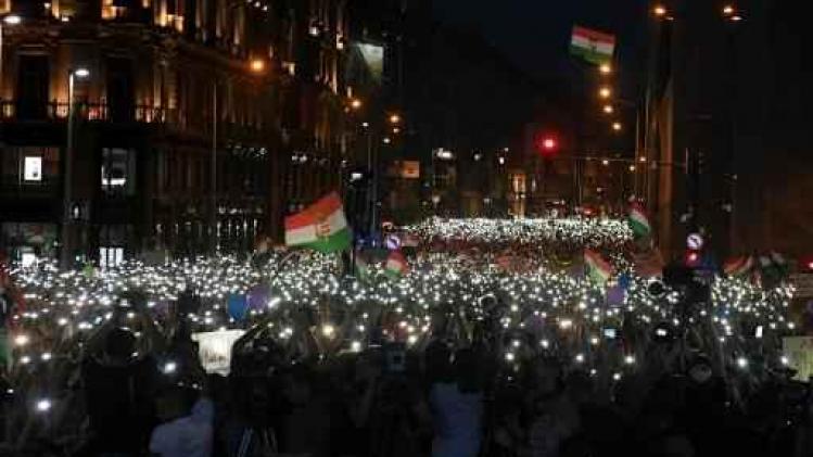 Tienduizenden Hongaren protesteren tegen premier Orban