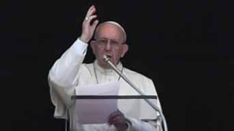 Paus trakteert 3.000 daklozen op ijsjes om zijn heiligendag te vieren