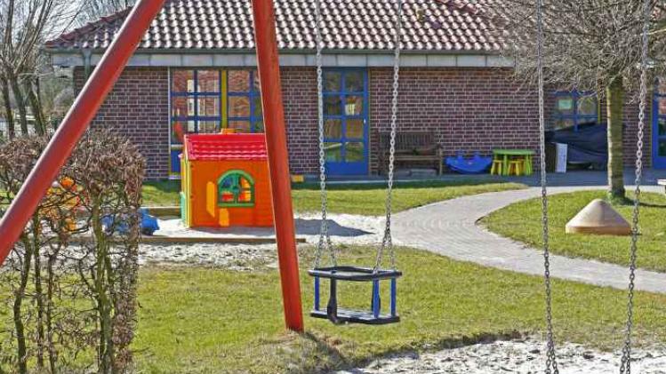 Boze buren installeren alarm voor buitenspelende kinderen