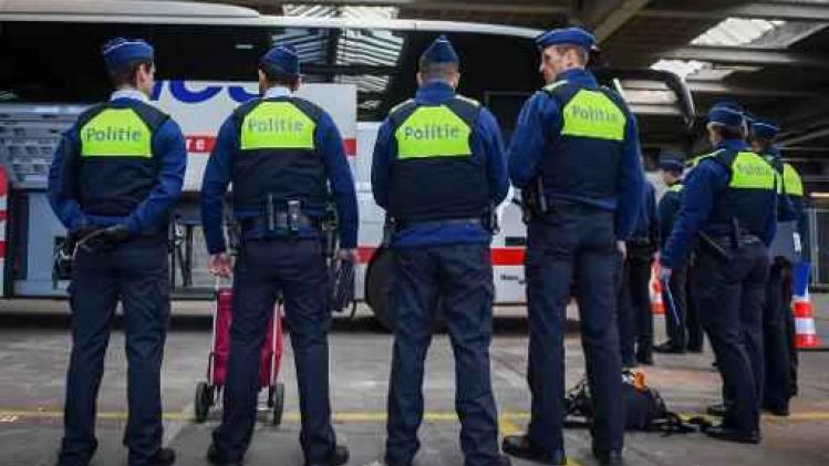 Politie ziet terrorismecijfers meer dan halveren