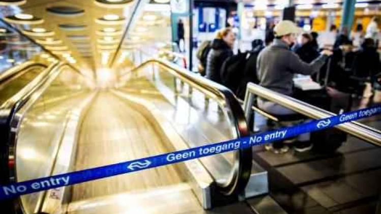 Schiphol roept reizigers op om weg te blijven na stroomstoring