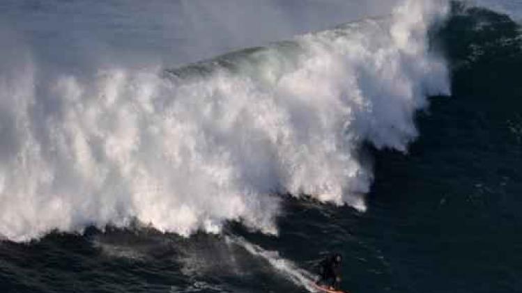 Braziliaanse surfer bedwingt recordgolf